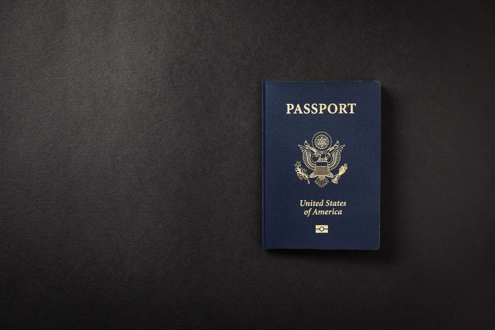 UAE resident comparing regular and expedited U.S. B1/B2 visa appointment options