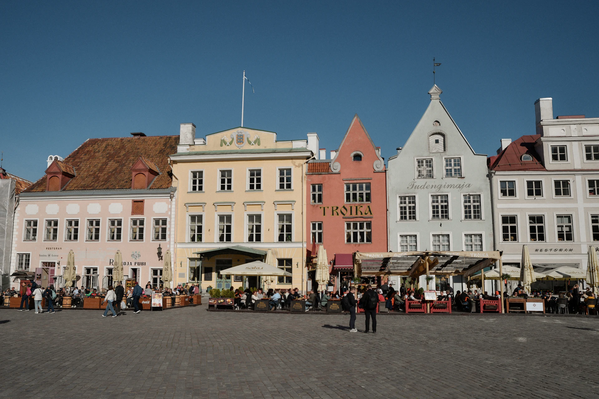 Non-working spouse in the UAE preparing sponsor documents for an Estonia Schengen visa